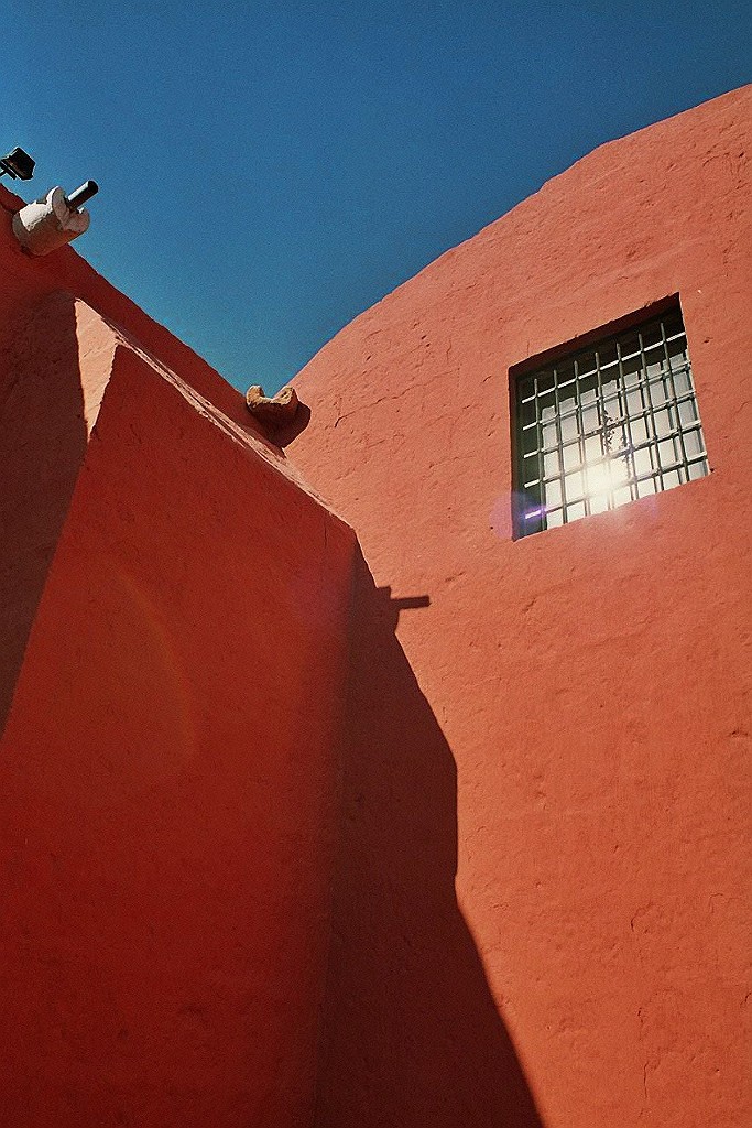 Santa Catalina, Arequipa, Peru, Rot und Blau.JPG